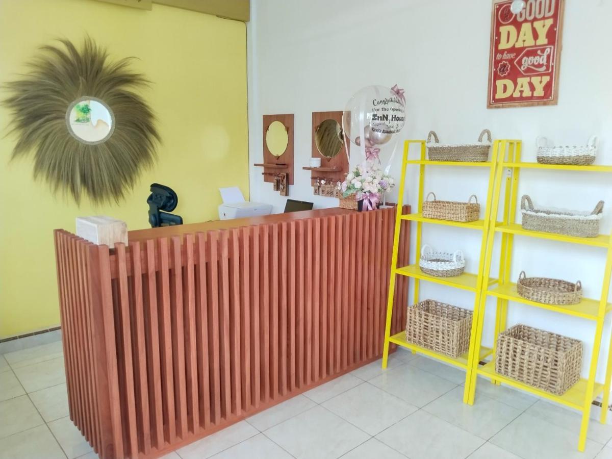 Inn House Homestay Dadapan エクステリア 写真