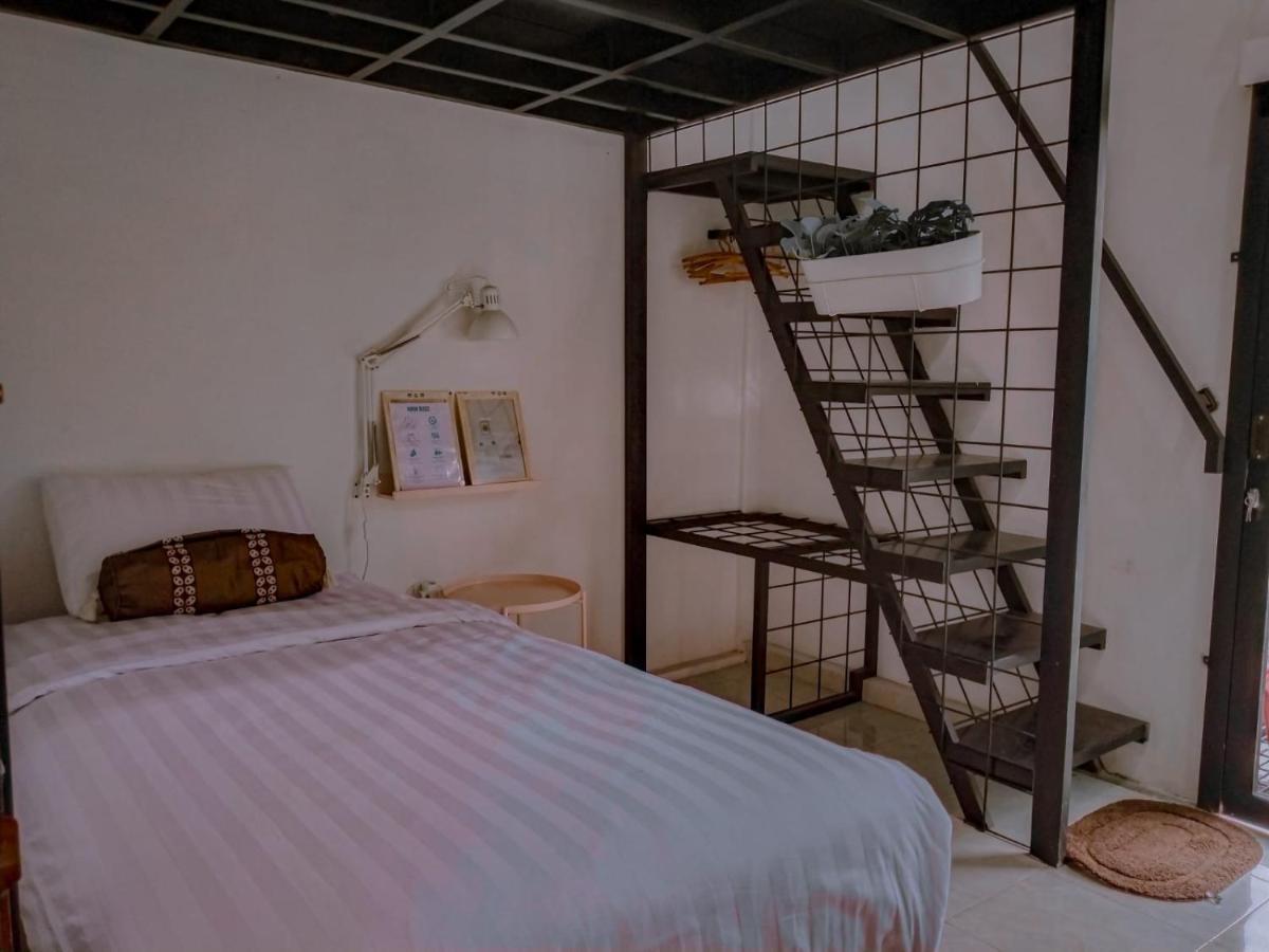 Inn House Homestay Dadapan エクステリア 写真